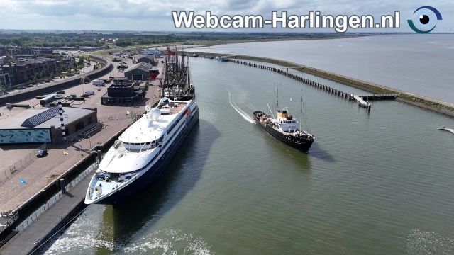 Cruiseschip Clio ligt vandaag weer in de haven van Harlingen en aangezien we haar al meerdere malen bij aankomst in beeld hadden nu de keuze voor een "mooi weer overzicht"...
Maar ja, zo in de lucht kan het plan snel veranderen als sleepboot Holland opeens in beeld is.
webcam-harlingen.nl
